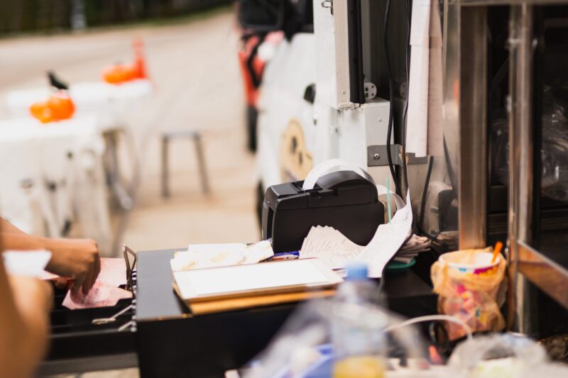 Så hanterar du lönekostnader för timanställda och omställningsstödet